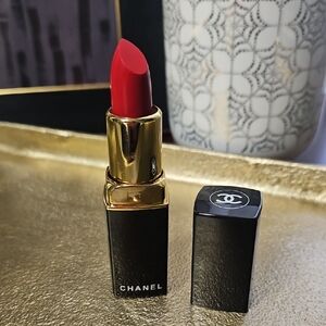 CHANEL Luxurious Scarlet Lipstick